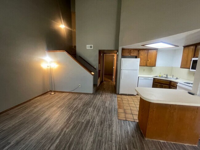 Building Photo - All new inside , 2 bed 2 bath duplex in No...