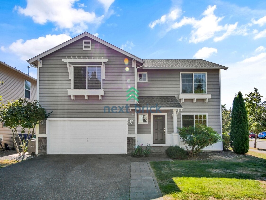 Foto principal - 4 Bed and 2.5 Bath Single-family Home is A...