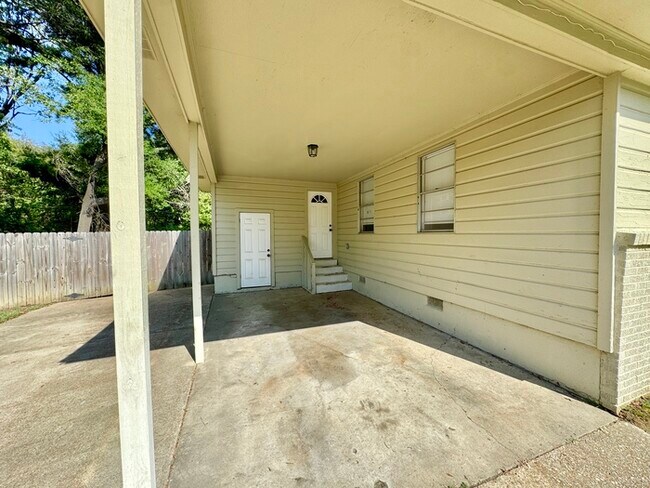 Building Photo - 3176 Beauchamp Dr