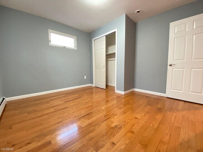 Building Photo - 3 br, 1.5 bath Duplex - 56 Bristol Ave