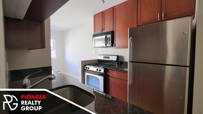 Building Photo - 625 W Wrightwood Ave