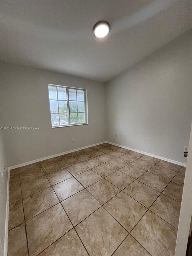 Foto del edificio - 919 SE 16th Ct