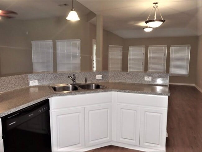 Building Photo - 985 Arbor Way