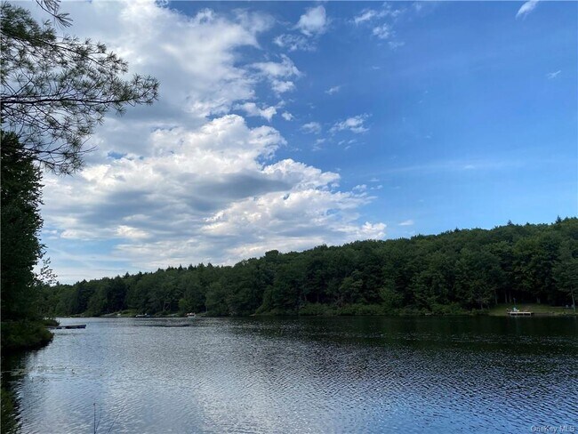 Foto del edificio - 38 McClure Dr