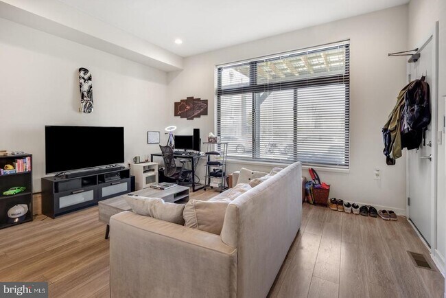 Building Photo - 385 Martin St