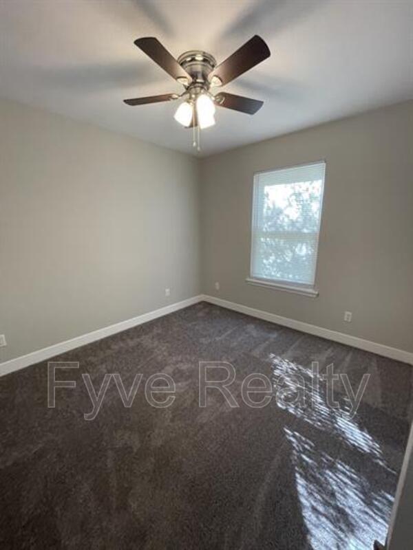 Building Photo - 136 Susan Dr