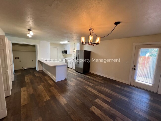Building Photo - 10230 N Hillview Dr