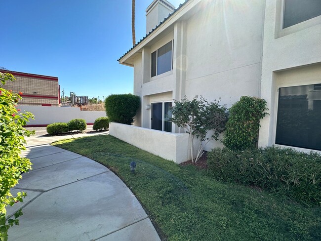 Building Photo - Great 2 Bedroom Condo in Gated Community w...