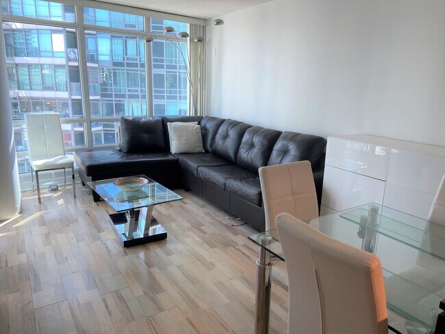 Photo du bâtiment - Close to Lakeshore Toronto 1+1 Bedroom  & ...