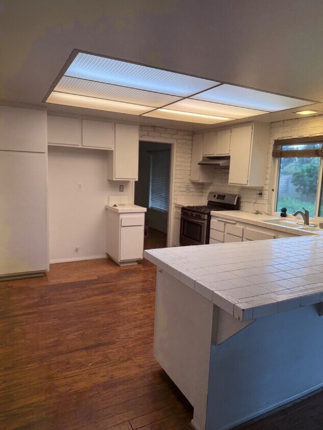 Primary Photo - Beautiful Ontario Corner-Lot POOL Home – N...