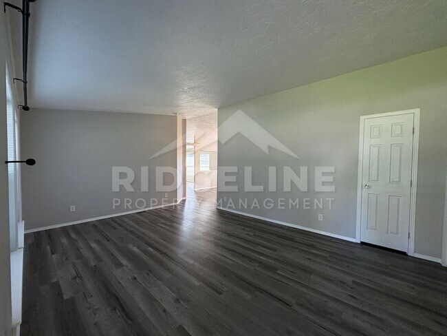 Building Photo - 582 N 4200 E