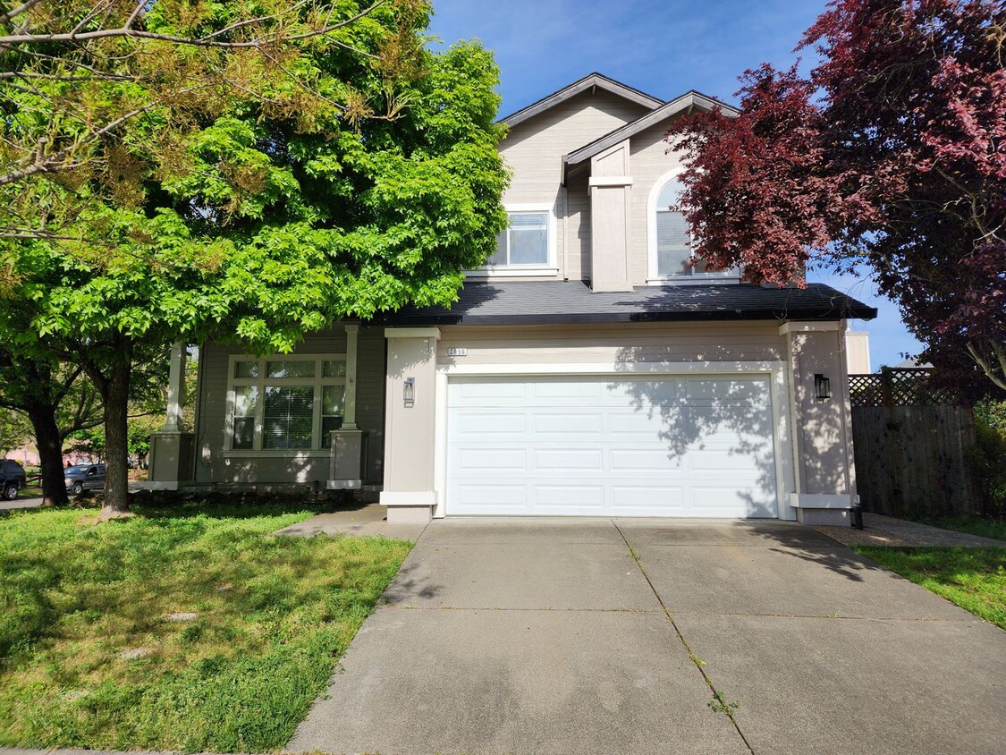 Foto principal - 3 Bedroom Home in NW Santa Rosa