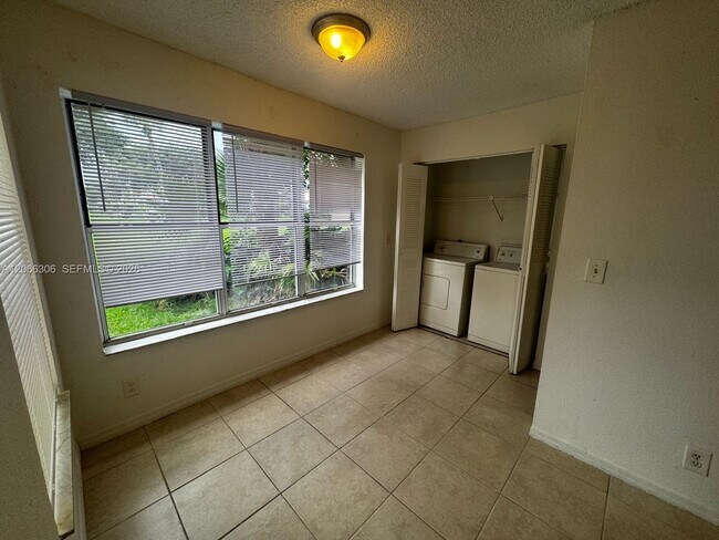 Building Photo - 3370 Pinewalk Dr N