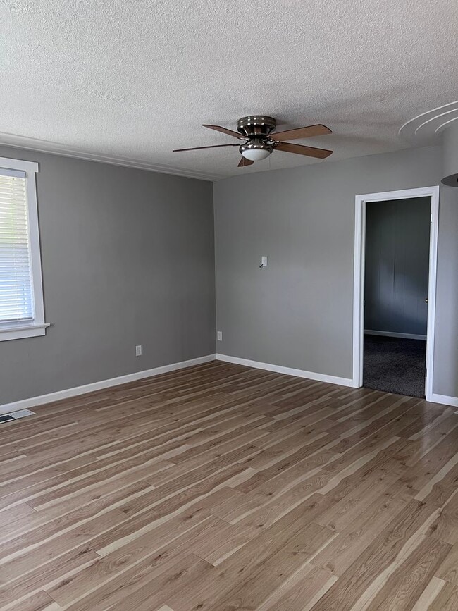 Building Photo - 3 Bedroom 1 Bathroom