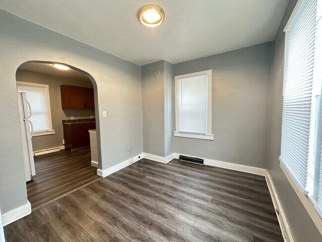 Foto del edificio - 3 Bedroom House $800 AC, Laundry, off stre...