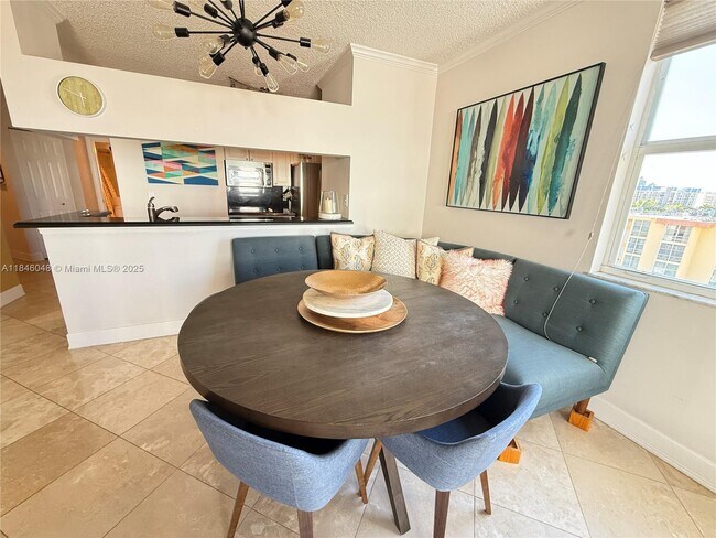 Foto del edificio - 17145 N Bay Rd