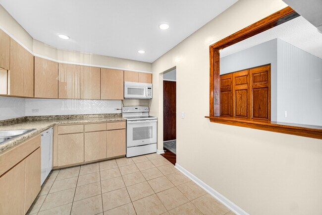 Building Photo - 9737 Fox Glen Dr