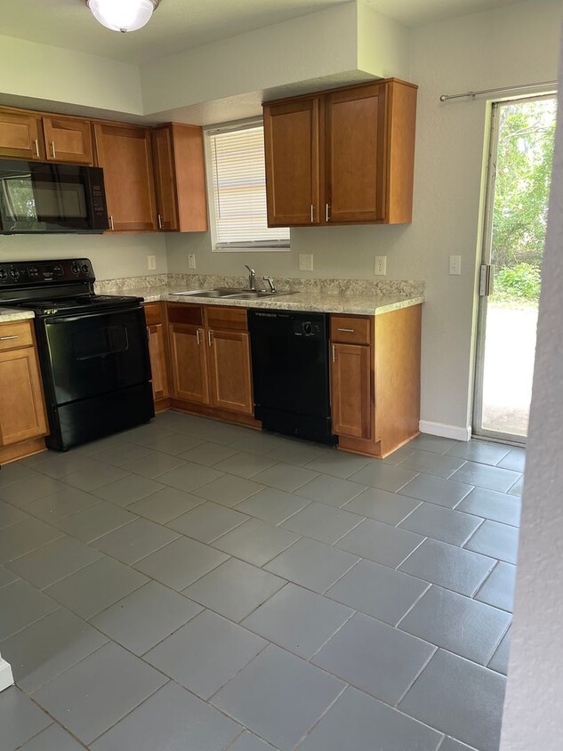 Building Photo - Creekside Village Townhomes