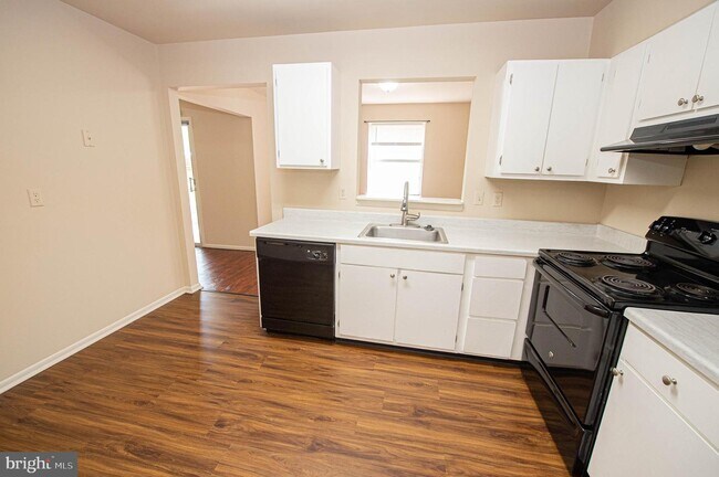 Building Photo - 808 College Ln