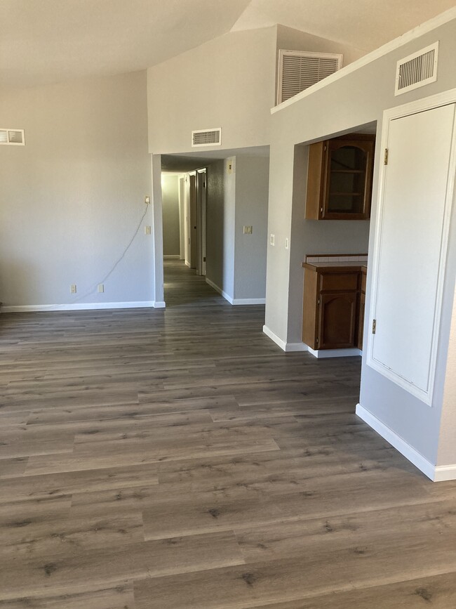 Living room with vaulted ceilings - 1319 S Saddleback Dr