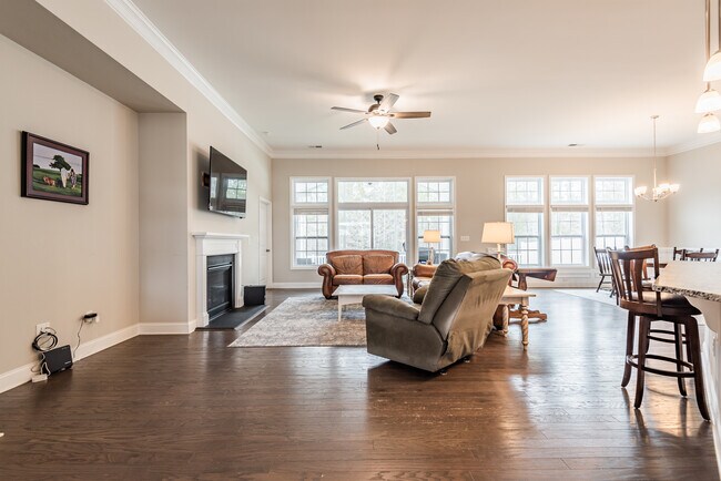 Building Photo - 341 Robinwood Ln