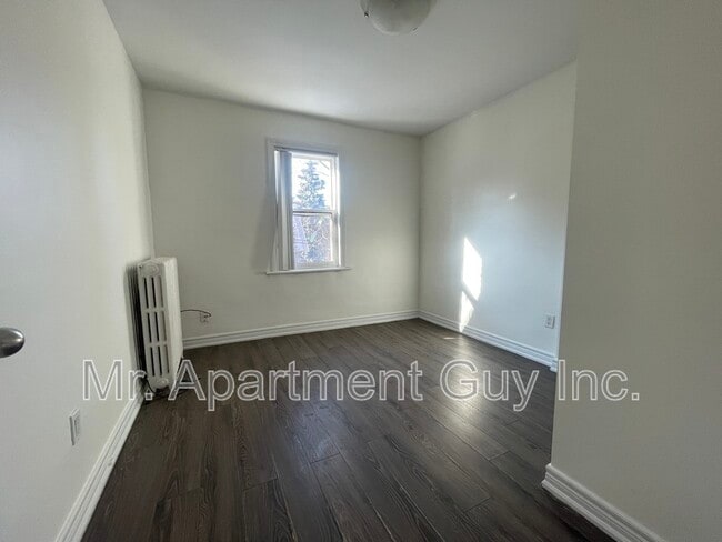 Building Photo - 2 Balsam Ave S