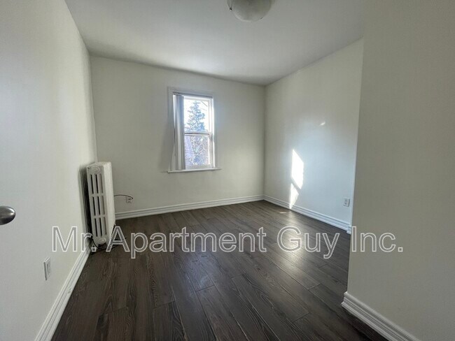 Photo du bâtiment - 2 Balsam Ave S