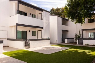 Building Photo - Villas 10