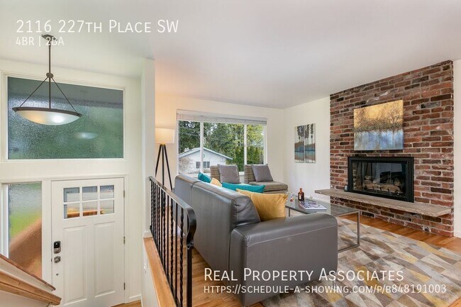 Building Photo - 4 Bed Family Home in Brier with Second Liv...