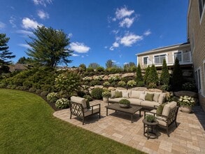 Building Photo - 904 Oakridge Cmns