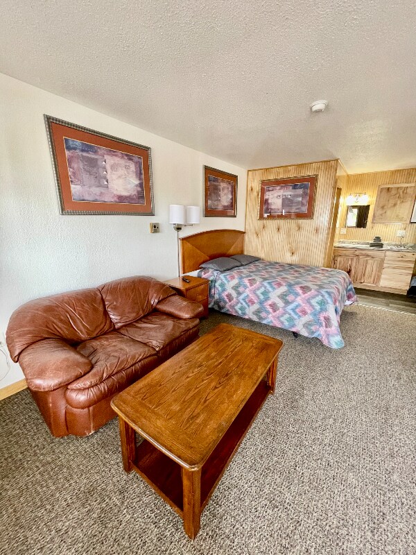 Foto del edificio - 102 N Maple Ave