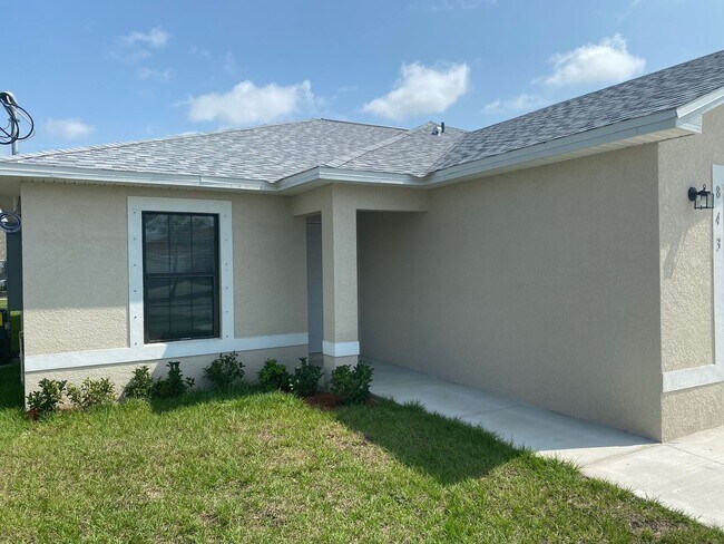 Building Photo - Available Now Stunning 3 bedroom 2 bathroom duplex