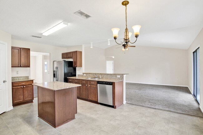 Foto del edificio - Charming 4-Bedroom Home with Spacious Yard