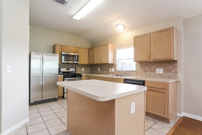 Foto del edificio - 614 Cypresswood Trce