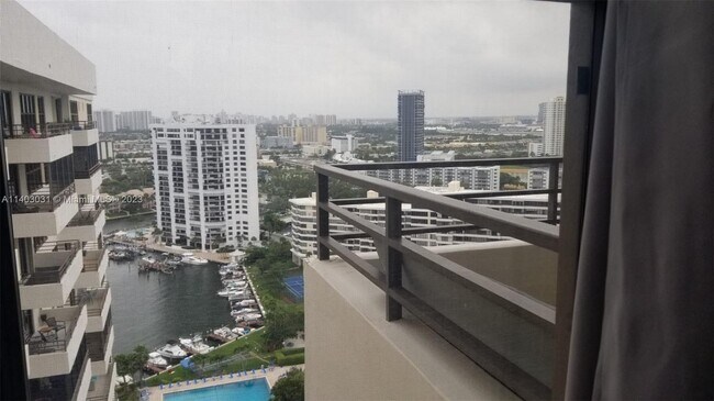 Foto del edificio - 2500 Parkview Dr