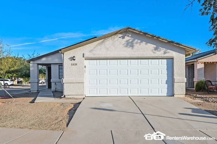 Foto principal - Recently updated 3 Bed, 2 Bath home in Tuc...