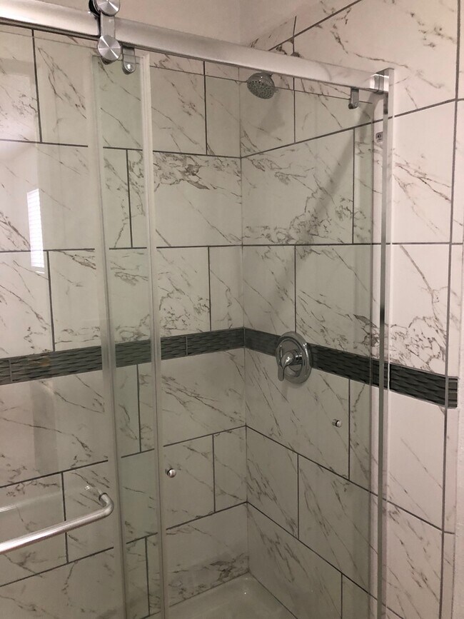 Foto del edificio - MUST SEE ONE BEDROOM TOWNHOME!