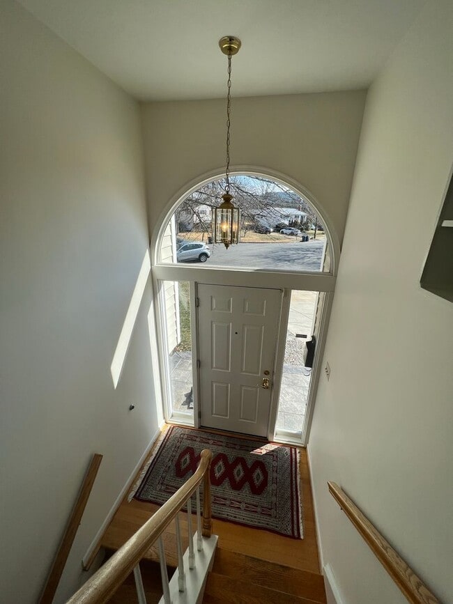 Building Photo - Split level 4-bedroom 3-bathroom home
