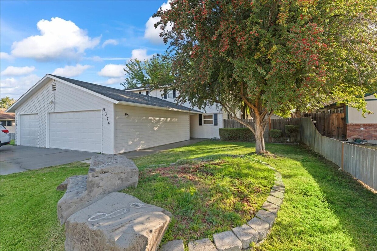 Foto principal - 3 Bedroom 1.5 Bathroom Townhome, Convenien...
