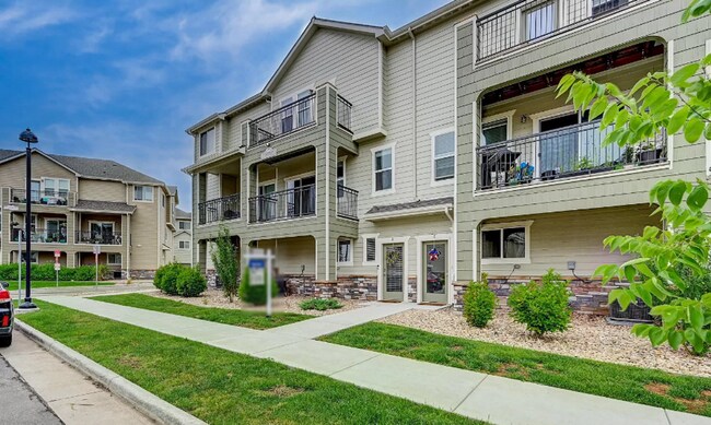 Building Photo - Charming town-home style condo Coming June 2026!