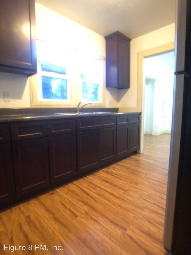 Foto del edificio - 1655 1/2 W 37th St