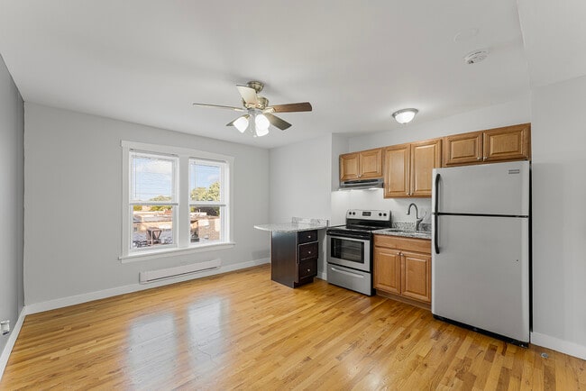 Building Photo - 7450 N Greenview Ave