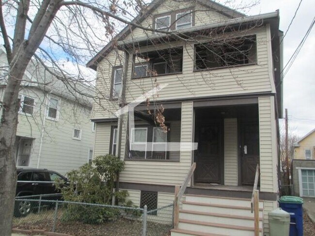 Building Photo - Large 3 bed duplex near Tuft's University ...