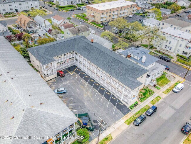 Foto del edificio - 107 McCabe Ave