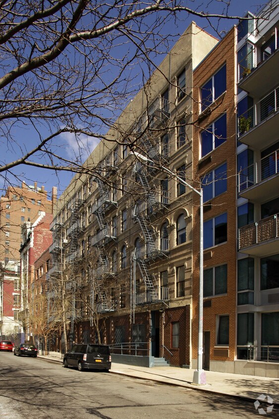 627 E 9th St - 627 E ninth St