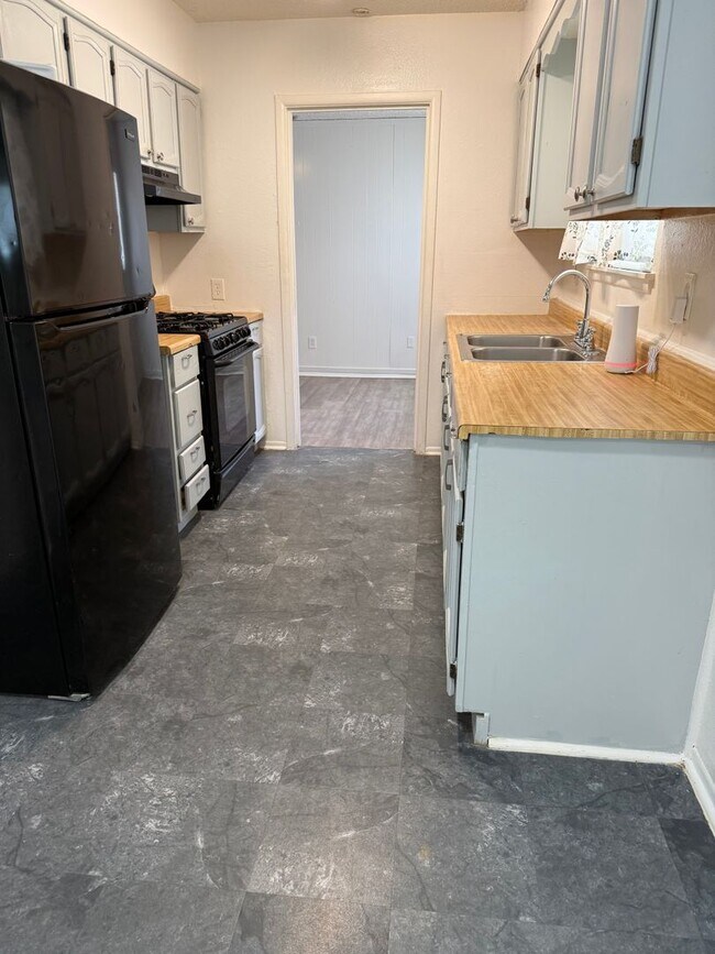 Foto del edificio - Updated 4-Bedroom Home with Hardwood Floors & Private Backyard in San Antonio