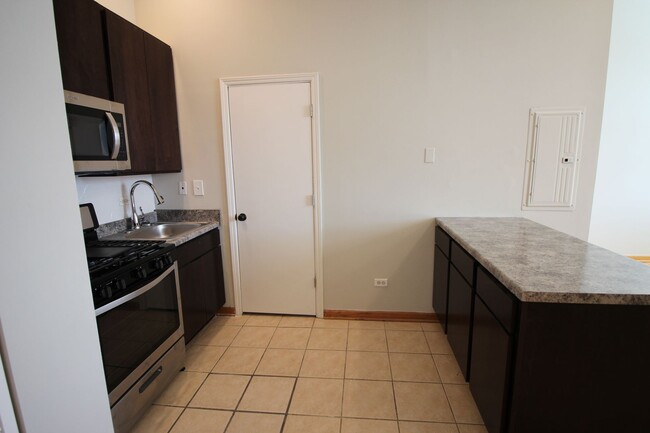 Foto del edificio - 1758 W Greenleaf Ave