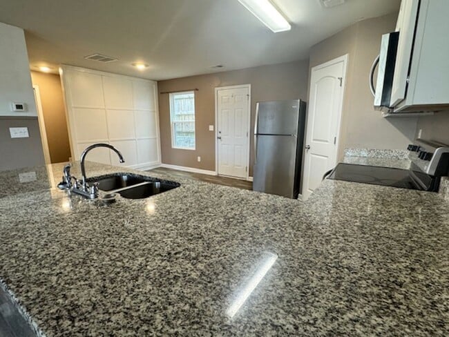 Foto del edificio - 201 N Sanford Ave