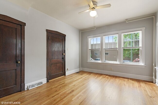 Foto del edificio - 1652 W Nelson St