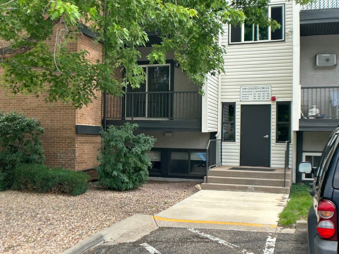 Primary Photo - 1400 Golden Cir